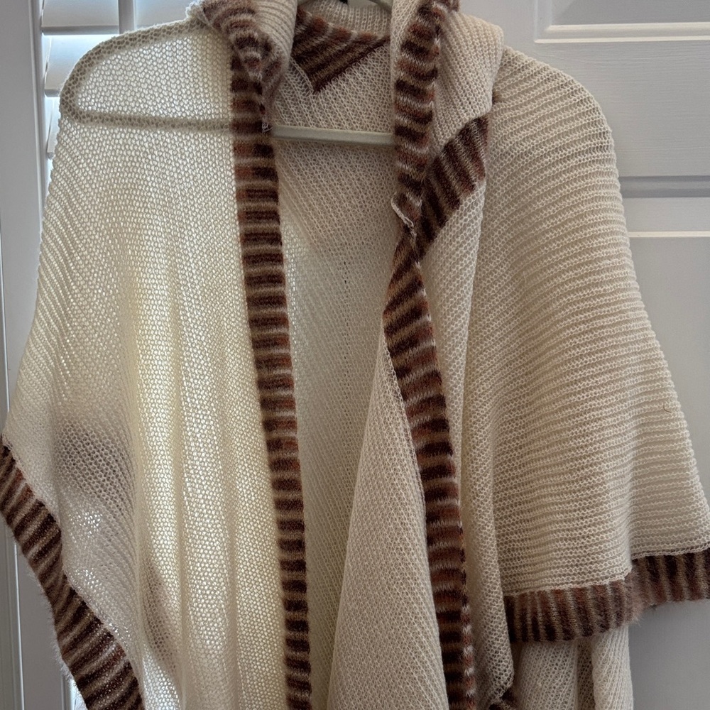 Woman’s wrap with hoodie Cream and Brown NWT - Picture 4 of 6